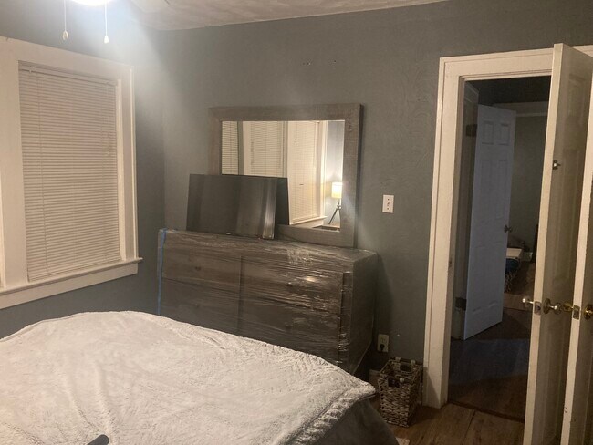 Building Photo - 5004 Euclid Ave