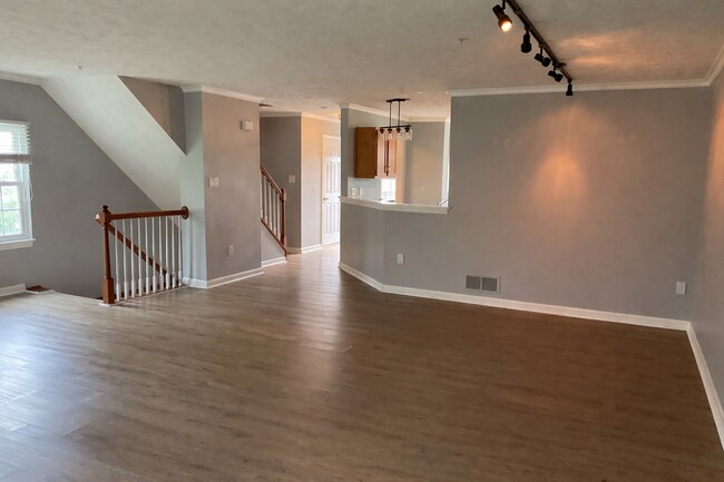 Building Photo - Large 3 Bedroom 2.5 bath townhome with additional finished room.