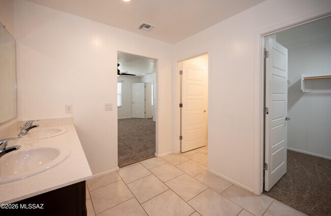 Building Photo - 2580 Calle Palta