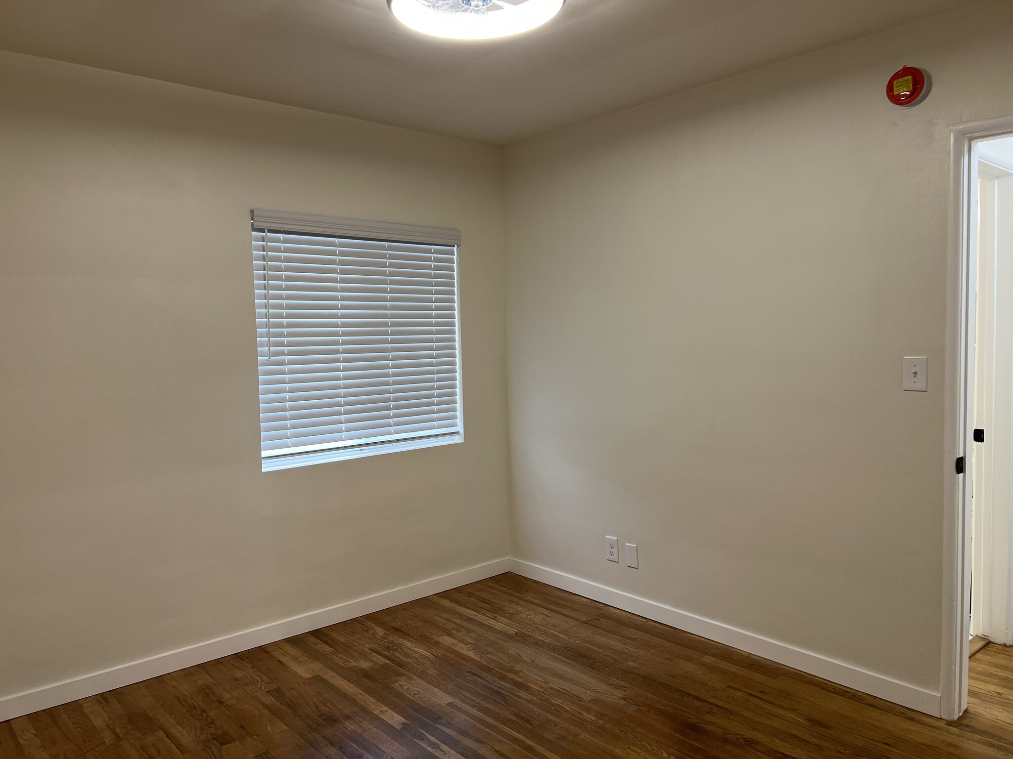 Building Photo - 12717 Oxnard St