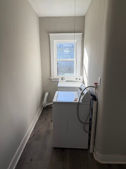 Building Photo - 10303 Sophia Ave