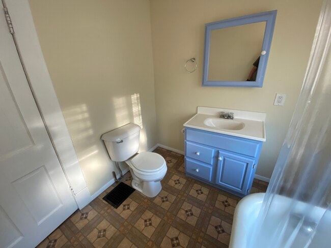 Building Photo - 271 Gift St.