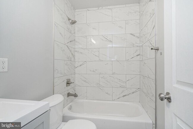Building Photo - 3037 Tulip St