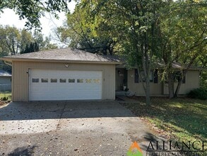 Building Photo - Amazing, Spacious Home! Pet Friendly! New ...