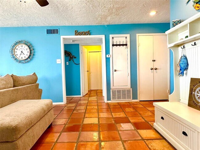 Building Photo - 500 Tiki Dr