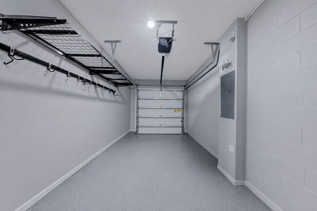 Building Photo - Like-New End-Unit 3 Bedroom Townhome