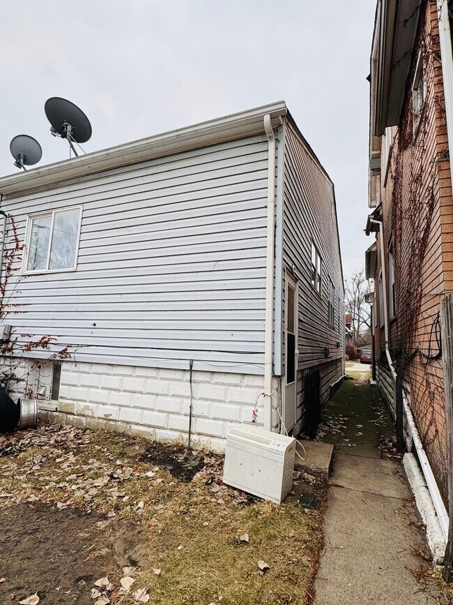 Building Photo - 541 Forsythe Ave