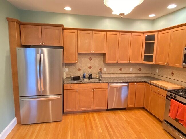 Building Photo - 99 Fellsway W