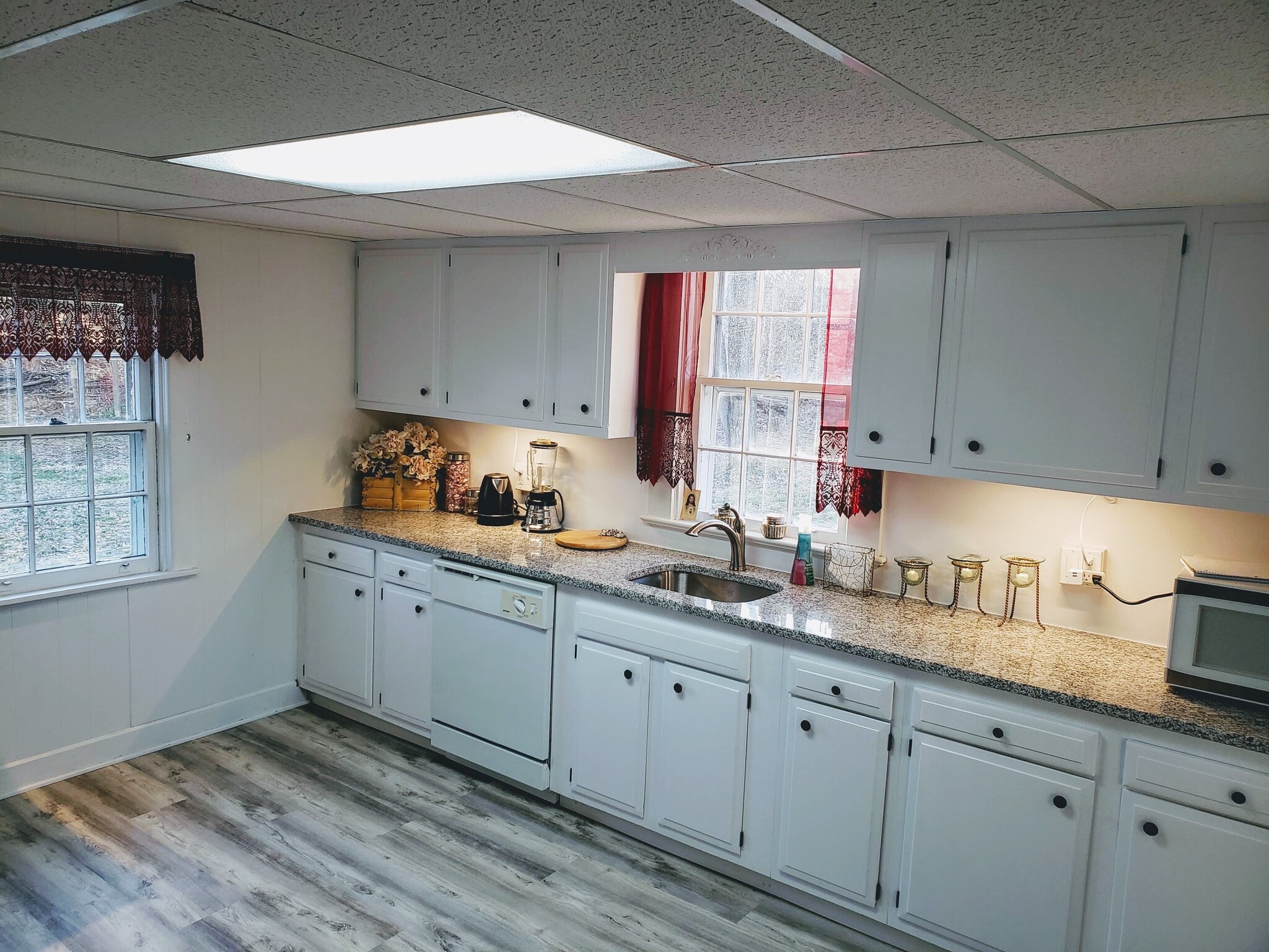 Fully equipped large kitchen. New granite countertops. Dishwasher - 3849 Township Line Rd