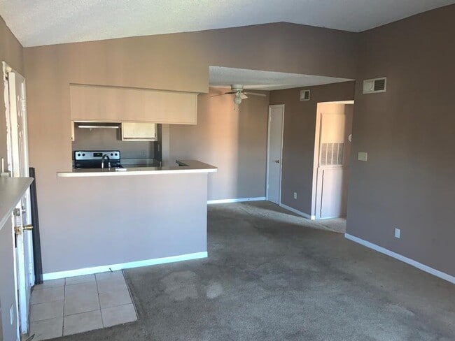 Primary Photo - Excellent 2 bed / 1 bath within Regency Ga...