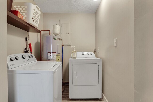 Building Photo - 4 Bedroom, 2 Bath Brick Home in Savannah