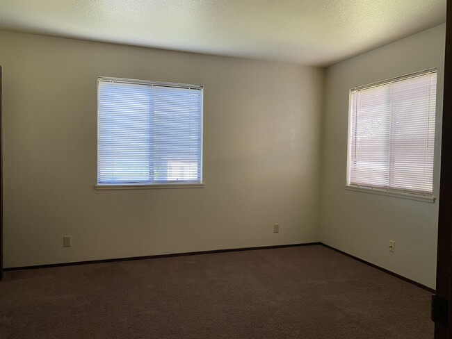 Building Photo - 674 Hidden Creek Rd