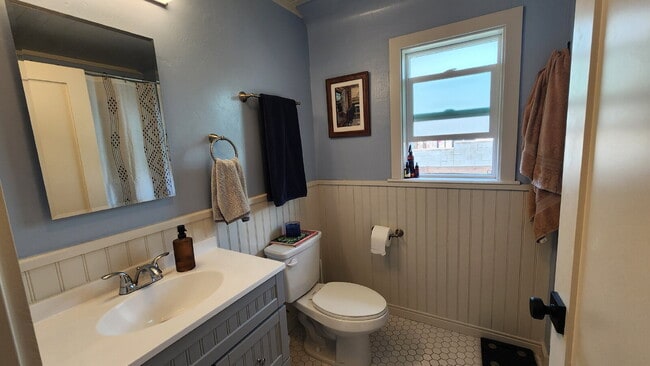 Building Photo - Cozy Craftsman style home!