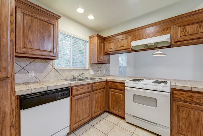 Building Photo - 106 E 46th St