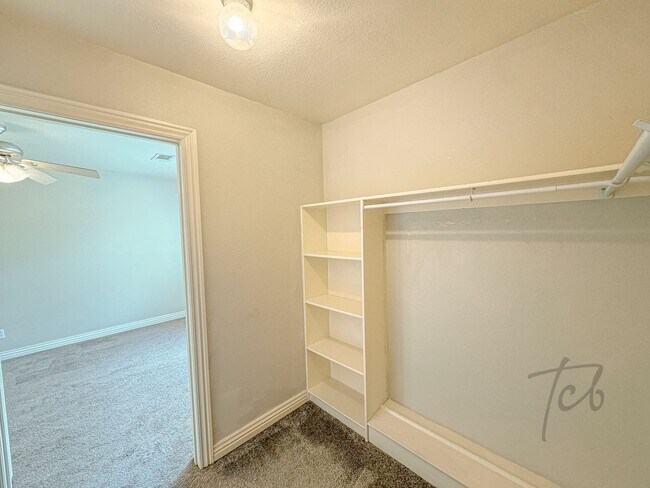 Building Photo - 912 S Wood Ave