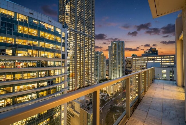 Building Photo - 1155 Brickell Bay Dr