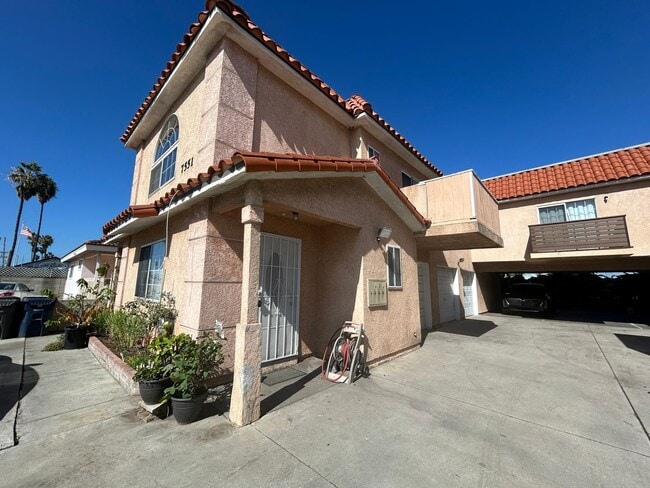 Building Photo - Newly Renovated 3 Bed / 2.5 Bath Apartment for Rent – Prime Huntington Beach Location!
