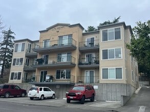 Building Photo - **Bright & Updated 2-Bedroom Condo with Water View in Friday Harbor!**