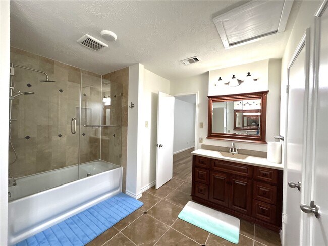 Building Photo - 2714 River Birch Dr