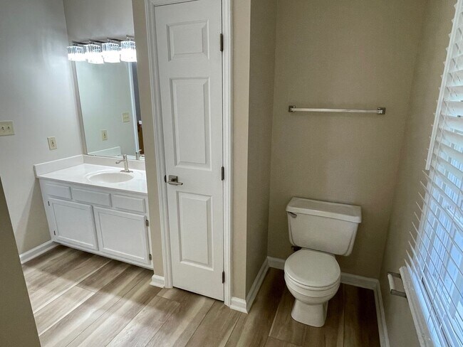 Building Photo - 10 Creekstone Ct