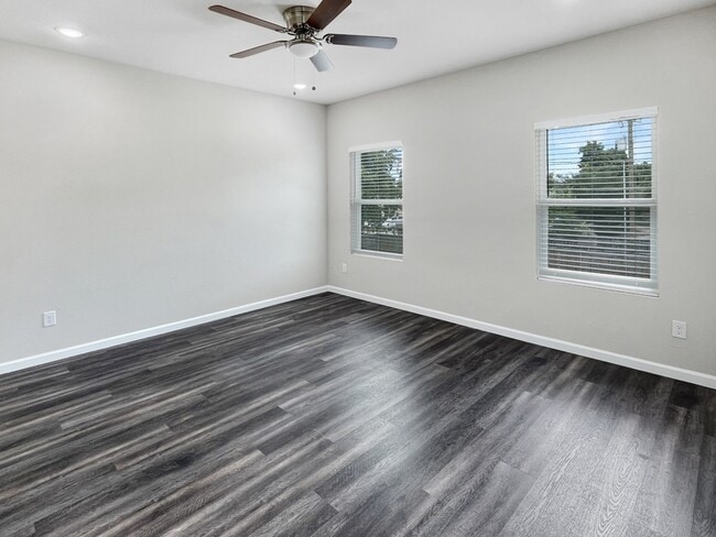 Building Photo - 3213 Chenault St