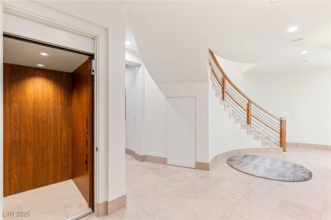 Building Photo - 2 Castle Oaks Ct