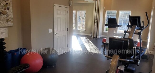 Building Photo - 1321 Karen Blvd