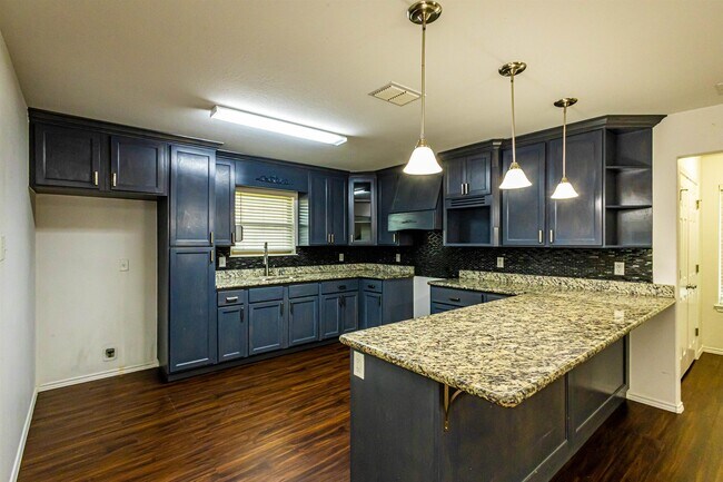 Building Photo - 5520 Stallion Ln