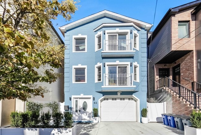 Building Photo - 62 Hutton St