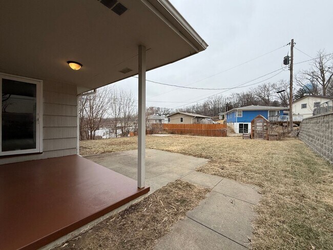 Building Photo - Spacious 4 Bedroom Home + Garage, Fenced Backyard & Bonus Lower Level