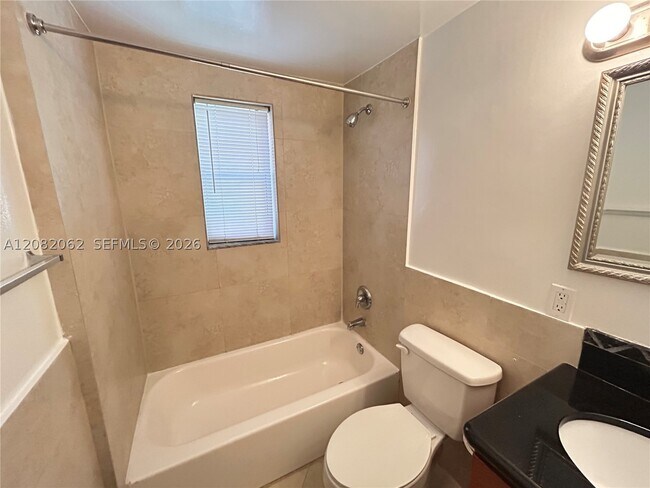 Building Photo - 2880 Pine Tree Dr