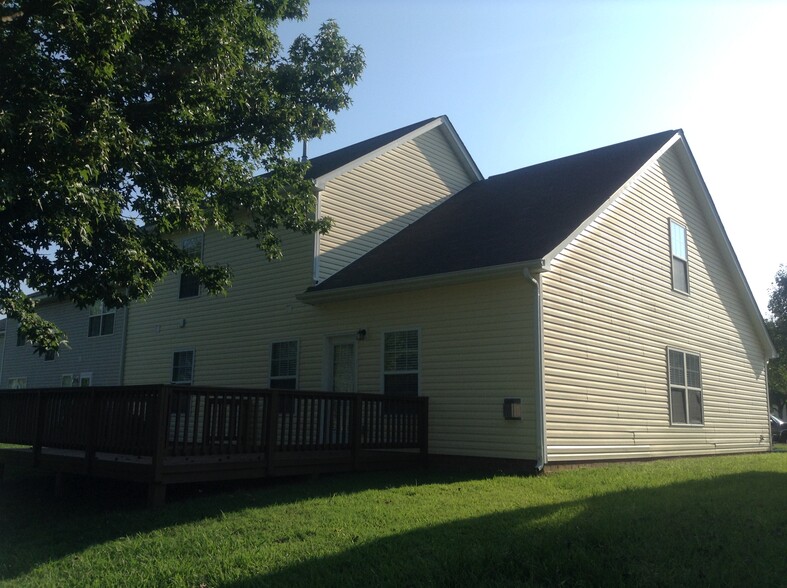 Building Photo - 1919 Sunset Village Dr