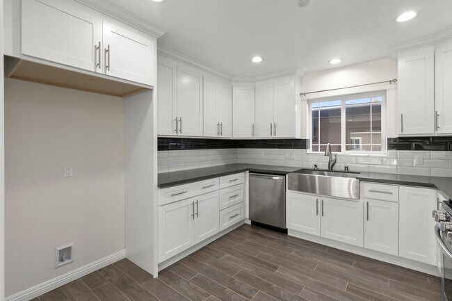 Building Photo - 3 Bedroom & 2.5 Bathroom Townhome with 2 Car Garage & Laundry