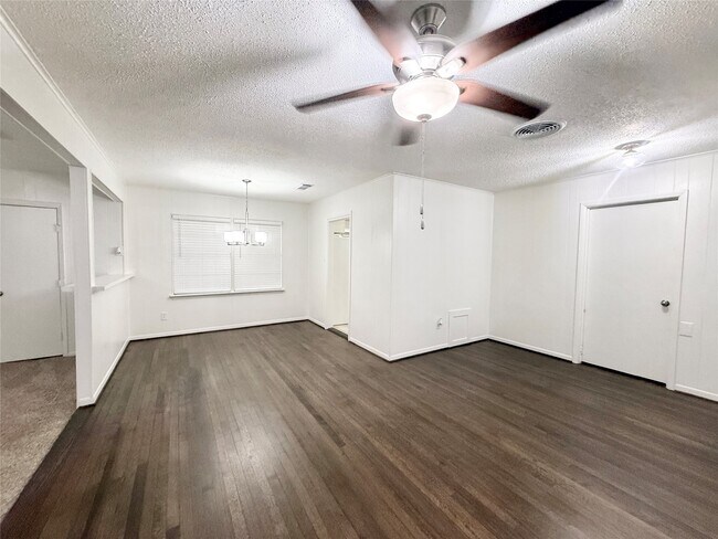 Building Photo - 523 Wisteria St