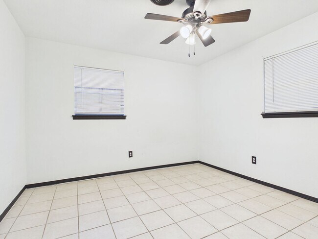 Building Photo - 619 SW 45th St