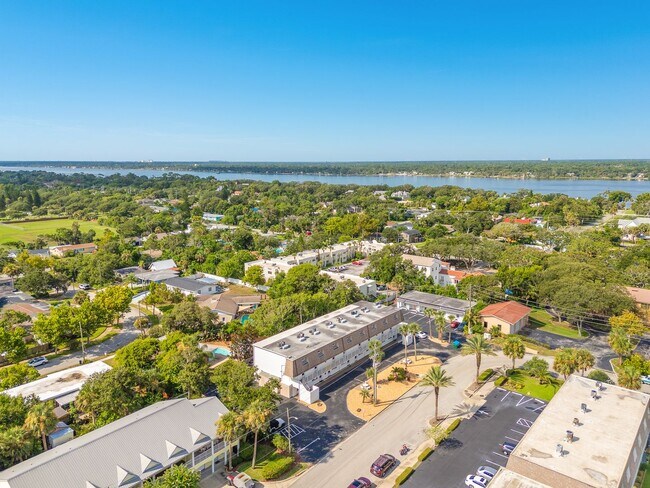 Building Photo - Centrally Located Beachside Condo in Ormond