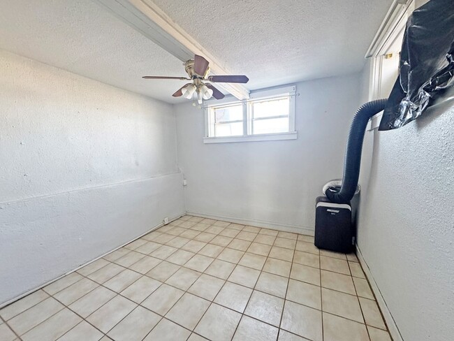 Building Photo - 504 E Ave East