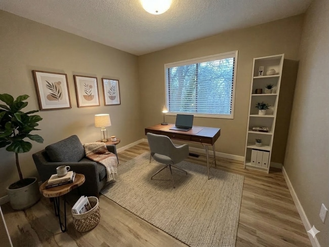 Building Photo - Spacious lower unit in refurbished duplex