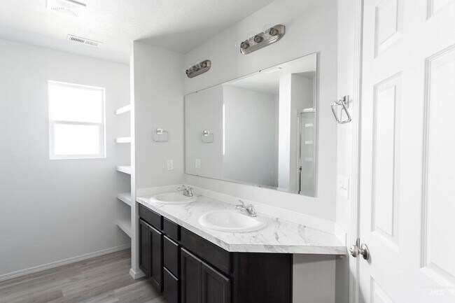 Building Photo - Beautiful Home with Bonus Room!