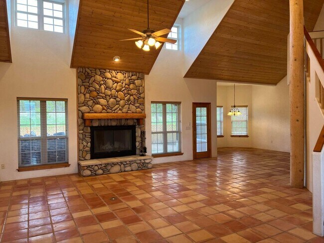 Building Photo - 16 Vista Encantada Dr