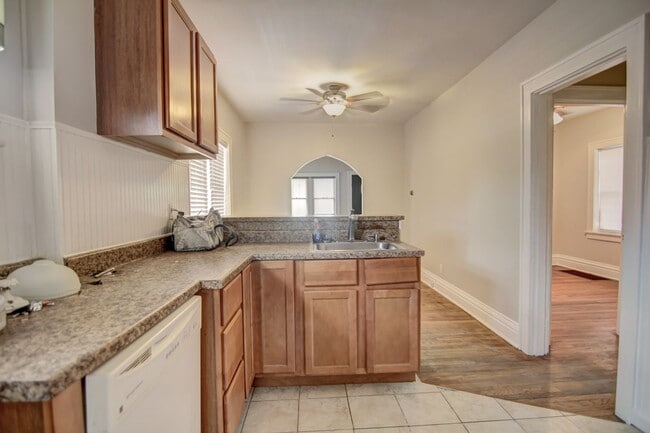 Building Photo - Nicely remodeled 2 bedroom 1 bath home in ...
