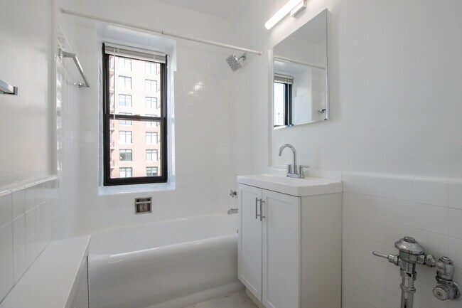 Building Photo - 1100 N Dearborn St