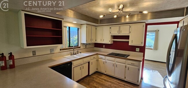 Building Photo - Single Family Home in NE Grants Pass with RV Parking