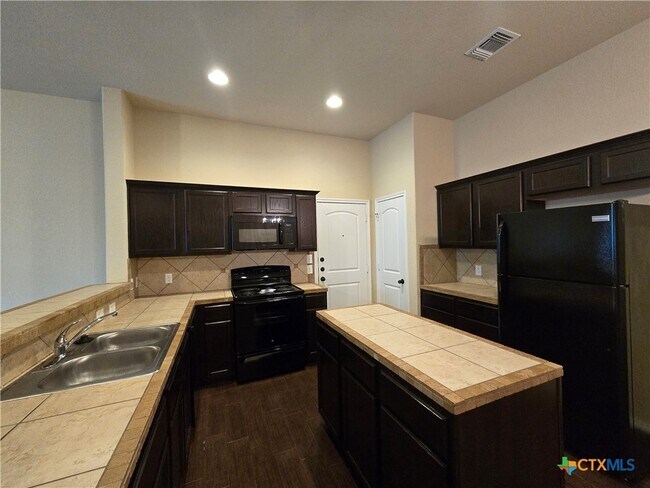 Building Photo - 697 Creekside Cir