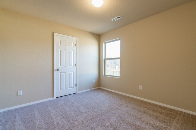 Building Photo - Beautiful 4 bedroom Home on Valley View Golf Course. HUGE Fenced Yard!