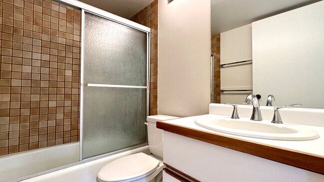 Building Photo - SPACIOUS 2 BED/2 BATH/1 PRKG & WASHER/DRYE...