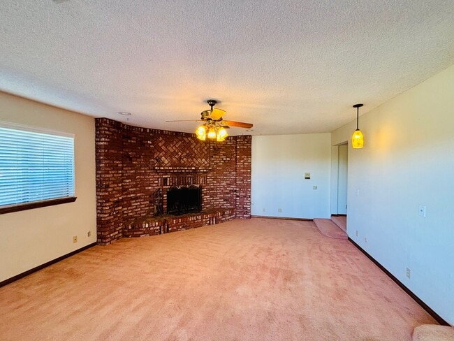 Building Photo - 527 Westlake Dr