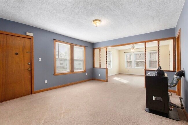 Building Photo - 344 Snell St