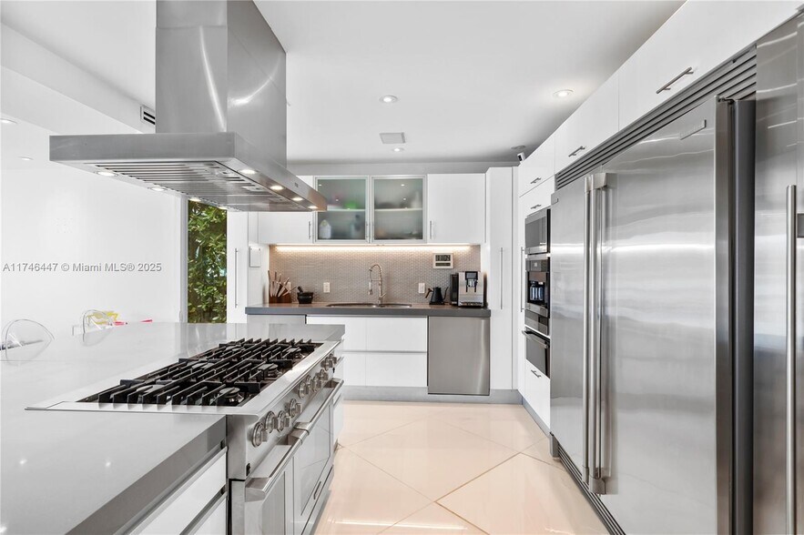 Building Photo - 1061 N Venetian Dr