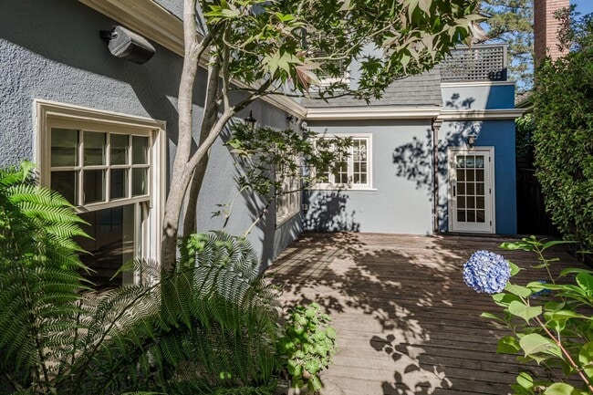 Building Photo - 719 W Poplar Ave